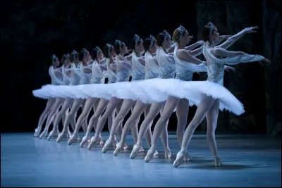 Grâce à qui la danse classique vit-elle le jour ?