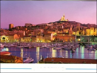 Salut collègues ! Je pense à vous, peuchère, cloués devant la préco et les quiz, pour votre salut je prie la Bonne-Mère. Té ! sur le vieux port j'aperçois la collègue Lotoise, on trinque au pastaga ! Fan ! Que c'est bon ! A la bonne vôtre ! Je vous envoie bien des choses de...