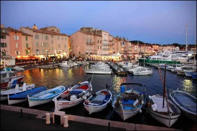 Salut les copains ! Comme je vous plains d'être devant votre ordi pendant que je bronze sur la plage de Pampelonne ! Il m'en est arrivé une bien bonne ! Je suis allée jouer aux boules sur la place des Lices, et à mon retour, ma voiture était en fourrière ! Encore un coup du gendarme Fougasse ! J'ai été obligée d'aller à la gendarmerie et j'ai été reçue par Cruchot lui-même ! Plein de bisous de...