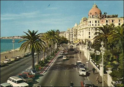 Salut les potes ! Je passe de super vacances, dommage que les plages soient en galets, ça me ruine le dos ! Je me suis bien promenée, finalement je n'ai pas rencontré d'anglais, j'ai visité le musée Chagall et le musée Matisse, ce soir je vais dîner au "Grand bleu", et goûter leur ratatouille, c'est la spécialité locale ! Amicales pensées de...