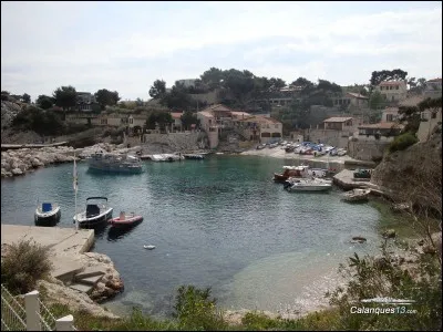 Mes chers copains, Me voici dans un trou paumé de la côte bleue, à l'ouest de Marseille, entourée de calanques, le paysage est magnifique, on se croirait au bout du monde ! Recevez mes amicales pensées de....