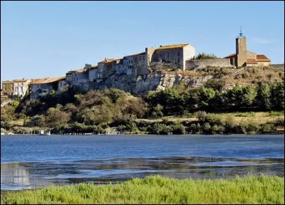 Chers tous ! Mes vacances se prolongent dans un coin perdu à côté de Narbonne ! On dirait un petit "Saint-Tropez méconnu" ! Village pittoresque aux ruelles étroites, vue féérique sur les étangs et les flamants roses, je n'ai pas envie de rentrer ! Grosses bises de ce petit village de l'Aude....