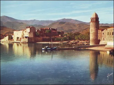 Chers amis ! Me voici dans un village que j'adore, ça fait plaisir de l'admirer autrement que sur les peintures de Matisse ou de Derain ! Le château est royal, c'est le cas de le dire ! Tout est beau, on ne voit pas un seul thon sur les plages, puisque c'est le pays des anchois ! On est tout près de l'Espagne ! Gros bisous de....