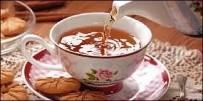 Selon une tradition anglaise, quel doigt faut-il lever pour boire une tasse de thé ?