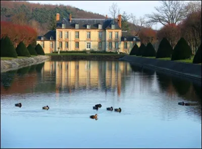 La ville de Plaisir se situe à 30 km de la porte d'Auteuil, dans la plaine de Versailles :