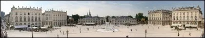Via une autre place, la place Stanislas relie deux quartiers, autrefois indépendants, d'une ville du Grand Est. Laquelle ?