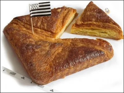 Ne résistez pas. Dégustez une part de kouign-amann, fondant à l'intérieur, croustillant et caramélisé à l'extérieur, spécialité de Douarnenez, en...