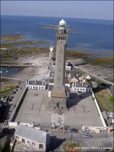 Dans quel département irez-vous pour visiter le phare d'Eckmühl, un phare maritime situé à Penmarc'h, qui sécurise l'une des côtes les plus dangereuses de France en raison de ses nombreux récifs ?