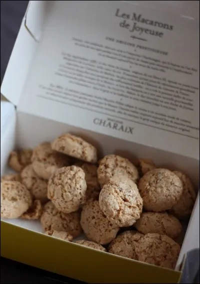 Dans quel département est préparé depuis 1581 le macaron de Joyeuse, ce petit biscuit craquant de forme irrégulière ?