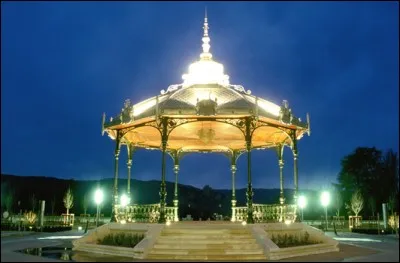 Les amoureux, allez vous embrasser dans ce kiosque construit pour vous, le kiosque Peynet. Dans quelle ville de la Drôme le trouverez-vous ?