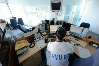 Mon rôle est essentiel dans la chaîne des secours. En effet, je dois répondre aux appels téléphoniques des personnes en situation de détresse et apporter la réponse la mieux adaptée en fonction de la situation (conseil médical, envoi des secours...). Je suis :