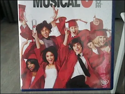 Dans "HSM 3", pourquoi Gabriella ne veut-elle plus venir au bal de promo ni à la remise des diplômes ?