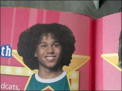 Dans "HSM 3", que dit Chad à Troy juste après la chanson "The boys are back" ?