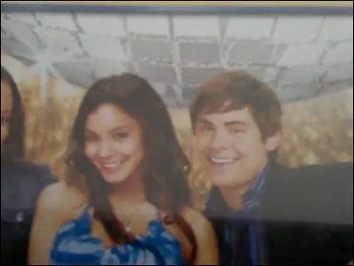 Dans "HSM 2", qu'offre Troy à Gabriella devant les casiers ?