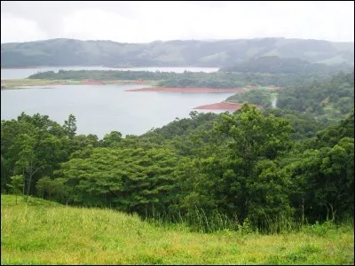 Quel type de climat règne sur la côte caraïbe (est) ?