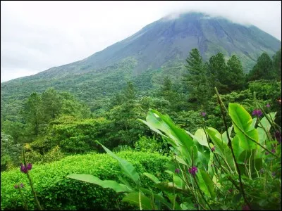Le Costa Rica est traversé du nord au sud par une longue chaîne de volcans. Parmi ces volcans, lequel ne se situe pas au Costa Rica ?