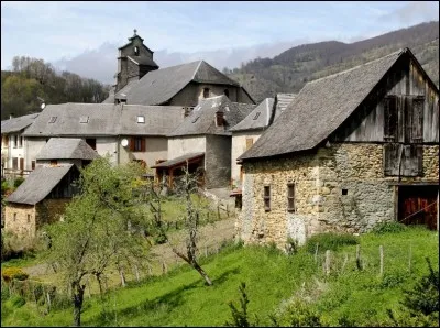 Dans le livre de Denis Humbert "Un si joli village", quel est le nom de ce village qu'il décrit situé aux confins du Puy de Dôme et du Cantal ?
