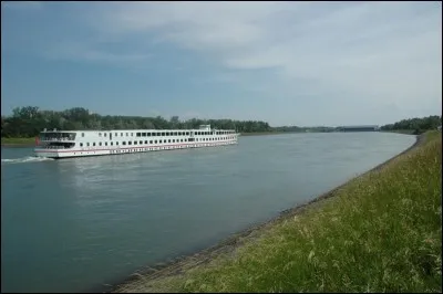 RHIN - Quand on est situé en France, quel pays se trouve sur l'autre rive de ce grand fleuve ?