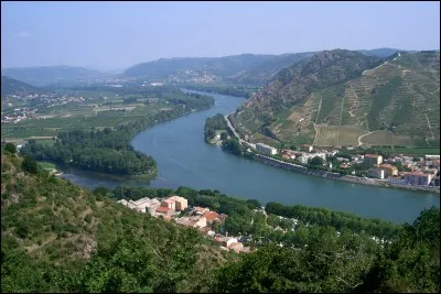 RHÔNE - Laquelle de ces villes n'est pas traversée par ce fleuve franco-suisse ?