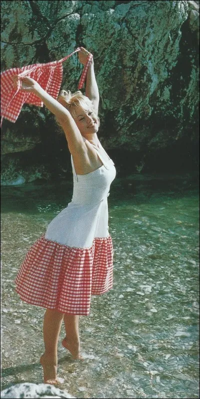 Avec elle, hors de question de lui dire « Sois belle et tais-toi ». Cette actrice populaire ne brigua pas les premiers rôles. Cela ne l'empêcha pas de tourner avec les plus grands acteurs de son époque. Elle rencontra « Fantômas » ou encore « OSS 117 » et adopta le « Camping » pour ses vacances estivales.