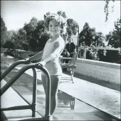 Voilà une enfant star pour qui le destin fut plutôt bienveillant. Elle commença sa carrière à 3 ans. Après avoir joué dans une quarantaine de films elle décide de mettre fin à sa carrière d'actrice. Elle avait alors seulement une vingtaine d'années. Elle joua dans « La mascotte du régiment », « Le massacre de Fort Apache » ou « La fille rebelle ». Elle fut ambassadrice des États-Unis au Ghana et en Tchécoslovaquie.