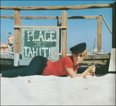 Sous la direction de Jacques Demy elle s'abrita sous « Les parapluies de Cherbourg » et rencontra « Les demoiselles de Rochefort ». Puis elle fut « Belle de jour », « La sirène du Mississippi », rencontra « Le sauvage » puis « L'africain », prit « Le dernier métro » avant de déclarer « Courage fuyons ». Avec une telle carrière autant dire que ce n'est pas une « Potiche ».