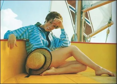 Elle nous joua « La comédie du bonheur » puis devint une nounou magicienne dans « Mary Poppins », rôle qui lui valut l'Oscar de la meilleure actrice. Elle se distingua également en chanteuse se grimant en homme spécialisé dans les spectacles de travestis. C'est ainsi que sous l'identité de Victor, Victoria renoua avec le succès.