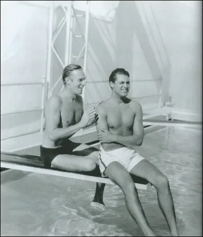 Comme je suis très sympa (si si je vous assure) je ne vous demanderai pas de trouver l'identité de l'homme situé à gauche sur la photo (Randolph Scott). Concentrons-nous sur le dandy en short blanc, celui au menton en « fesses d'ange ». Sir Alfred disait de lui qu'il était « le seul acteur qu'il ait jamais aimé de toute sa vie ». Cet amateur de « Charade » eut « La mort aux trousses » mais finit par lui mettre « La main au collet ».
