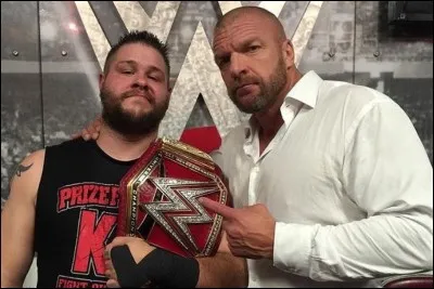 Qui Triple H a-t-il trahi lors du "Raw" du 29 août 2016 ?
