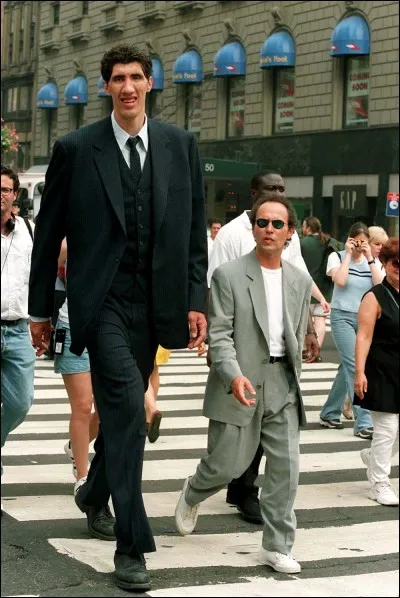 Quelle est la taille de Manute Bol et du Roumain Gherghe Muresan, les plus grands joueurs de la NBA ?