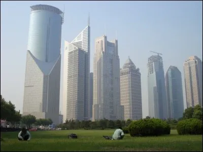 Dans quel pays se situe la ville de Lahore ?