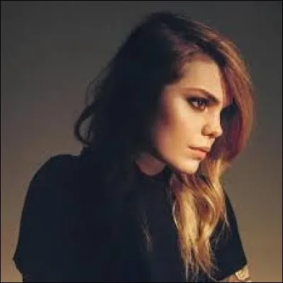 Cœur de Pirate a chanté ''Printemps'' . Cette artiste est née à Outremont près de...