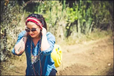 Dans quel pays est-elle allée pour aider à construire une école ?