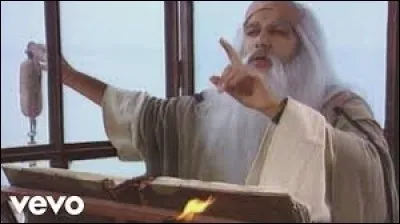 Dans "Fort Boyaux", comment Jean-Yves a-t-il réussi l'énigme du Père Fouras ?