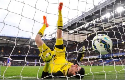 Au football, le but est large de 7,32 cm et haut de 2,44 cm.