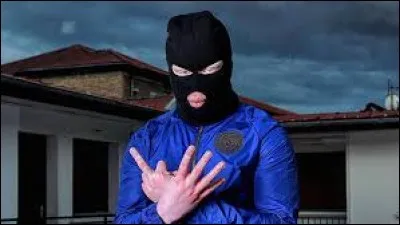 Il a chanté "Euphorie" récemment. Il est albinos, c'est pour cela qu'il porte une cagoule. Qui est-ce ?