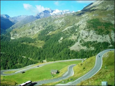 Vous aviez réservé un voyage en groupe mais, un mois avant le départ, il est annulé par manque de participants. Quelle est votre réaction ?