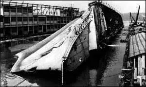 En 1942, dans quel port le paquebot 'Normandie' prend-il feu avant de chavirer ?