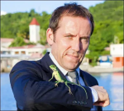 Dans la série "Meurtre au paradis" comment le bougon inspecteur Poole a-t-il nommé le lézard avec lequel il cohabite ?