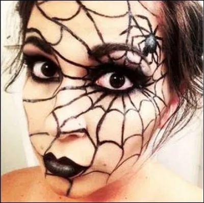 Jeune fille prétentieuse de Lydie, experte dans la broderie, subira la colère de la déesse Athéna dans un concours de tissage. Qui est-elle ?