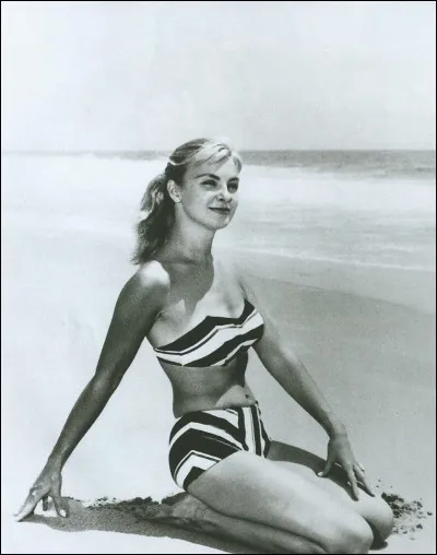 Elle fut pendant 50 ans l'épouse de l'homme de la question 8. Elle tourna dans « Le bruit et la fureur », « Les feux de l'été », « L'homme à la peau de serpent », « La ménagerie de verre » ou « Philadelphia ».