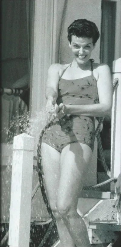 Elle joua dans plusieurs films où elle fut surtout remarquée pour son physique. C'est sa prestation dans « Les hommes préfèrent les blondes » qui révéla vraiment ses talents d'actrice. On la retrouva ensuite dans « Le paradis des mauvais garçons », « Les implacables » ou « Bungalow pour femmes ».