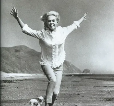 Est-ce parce qu'elle n'est pas poursuivie par « Les oiseaux » que cette jeune femme laisse éclater sa joie ? Allez savoir. Sir Alfred voulait faire d'elle la nouvelle Grace Kelly. Bien qu'il l'ait malmenée pendant leur première rencontre cinématographique, Marnie se laissa convaincre par un dernier printemps avec Hitchcock.