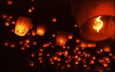 Comment appelle-t-on les ballons à air chaud traditionnels thaïlandais ou chinois ?