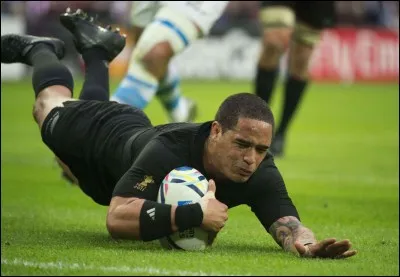 Quelle est l'origine du ballon de rugby ? Qui a fourni les premiers ballons aux joueurs locaux en 1835 environ.