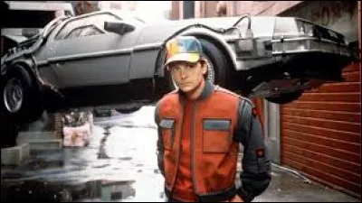 Quel acteur incarne Marty McFly dans le film "Retour vers le futur" sorti en 1985 ?