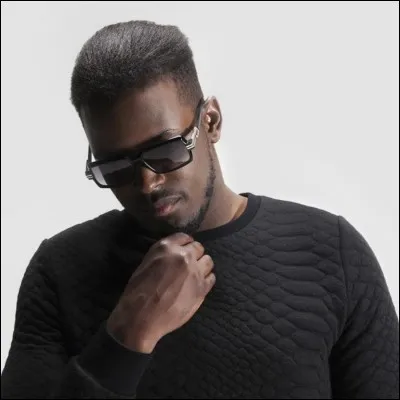 Quel est le nom de ce chanteur ?