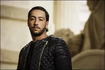 Quel est le nom de ce chanteur ?