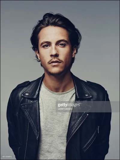 Quel est le nom de ce chanteur ?