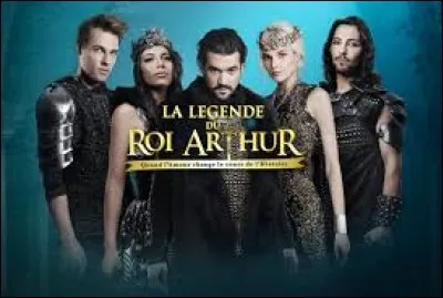 Dans la comédie musicale "La légende du roi Arthur", quel chanteur incarne le roi Arthur ?
